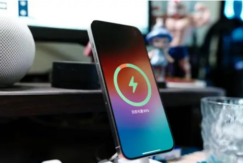 峨边苹果15换屏服务分享用什么充电器给iPhone15充电更好 